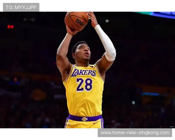湖人八村塁底线翻身后仰极具观赏性